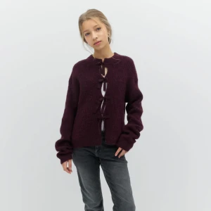  SÖKER vinröd kofta med knytband - SÖKER den här vinröda koftan från Gina tricot eller något liknande. Skriv gärna till mig om ni säljer i storlek 158/164 men 146/152 funkar också. Pris kan diskuteras.🥰❤️