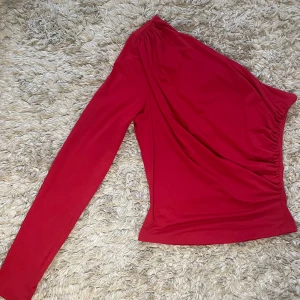 Off-sholder röda tröja - Röda snygg tröja från HM. Perfekt till julen. Använd bara förra julen inget mer!