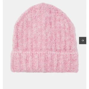Rosa stickad mössa Carin Wester  - Säljer en supermjuk och fluffig rosa stickad mössa från CW. Perfekt för att hålla värmen under kyliga dagar. Mössan har en ribbad design och är tillverkad i en blandning av polyester och ull. Köptes förra månaden och aldrig använd, säljer då den inte matchar min jacka 💕