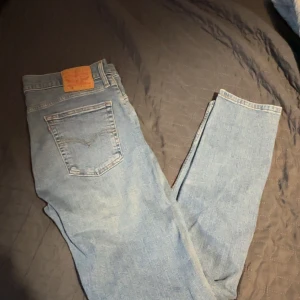 Levis 510 jeans - Snygga Levis 510 jeans i ljusblå denim. Dessa jeans har en tight passform och är perfekta för en stilren look. Klassisk femficksdesign med Levis ikoniska läderpatch på baksidan. L: 105, B: 47