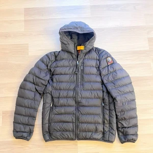 Svart dunjacka från Parajumpers - Säljer en svart dunjacka från Parajumpers i mycket bra skick. Jackan är perfekt för kyliga dagar. Den har en stilren design med en grå insida. Perfekt för både höst och vinter! Hör av er vid minsta fundering 🤔| Lämna gärna prisförslag✍️