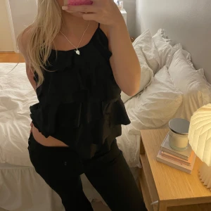 Volang topp - Så snygg svart topp med volanger💕💕