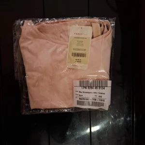 Beige rosa amningslinne från Fabletics NY  - Rosa / beige amningslinne från Fabletics. Har justerbara axelband, bred resår för stöd under byst och tvättbara inlägg. Insydd sportbh. Ny med tag kvar! Se nypris! Passar definitivt upp till M!!