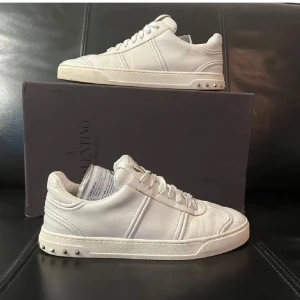 Vita Valentino Flycrew - Snygga vita sneakers från Valentino. Kan behövas tvätta lite vid sulan men det fixar jag innan jag skickar iväg skorna. De är skyddade med läderskydd vilket gör dom vattentätare nu till vintern. Hör av er vid minsta fundering. Box tillkommer.