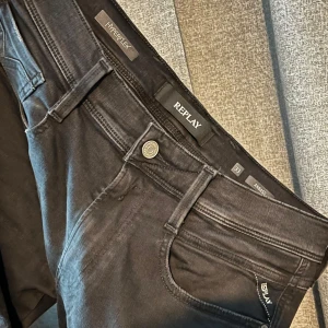 Svarta Replay Anbass - Säljer ett par svarta anbass! I sjukt bra skick utan några som helst defekter. Köpta på Care of Carl för 1799 spänn förra året. Skicka dm för mer bilder🤝 Finns att hämta i Kristianstad, annars frakt! Priset kan diskuteras vid snabb affär