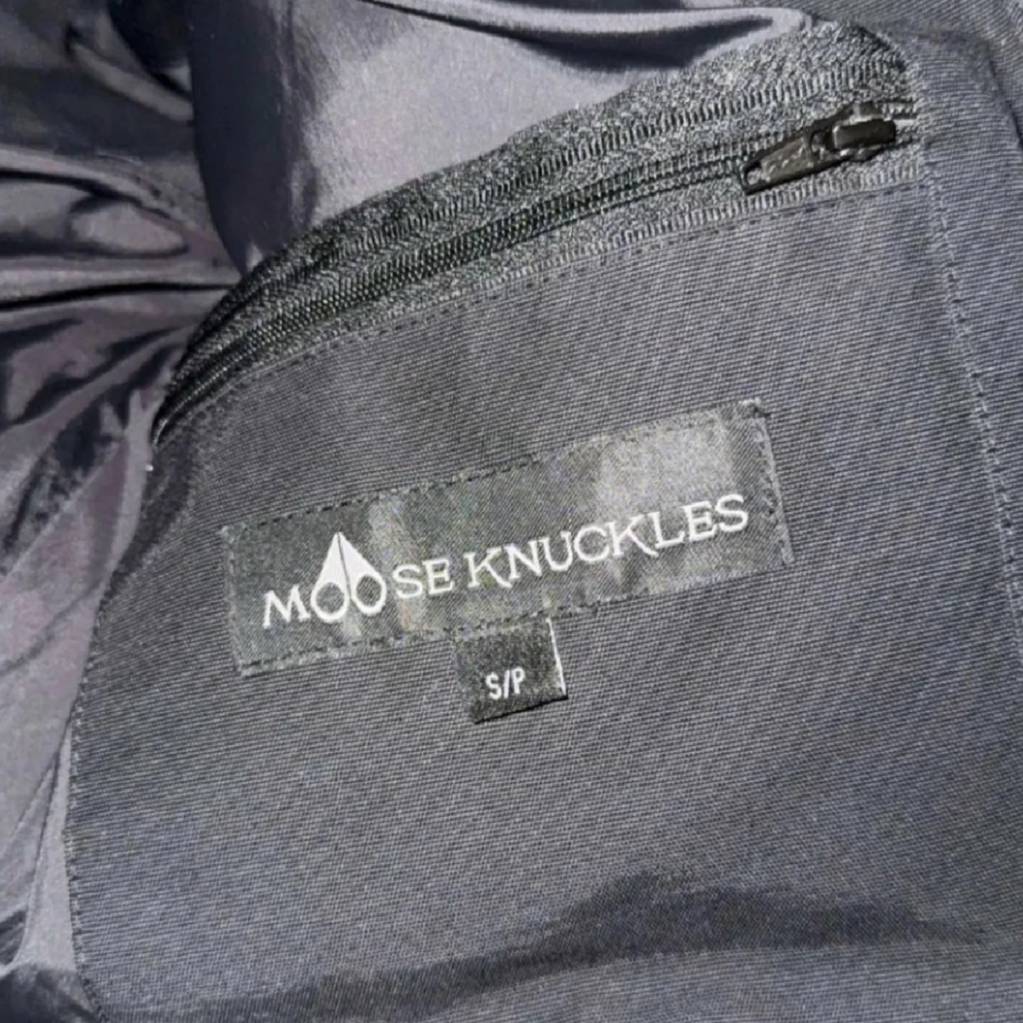 Svart dunjacka från Moose Knuckles - 91