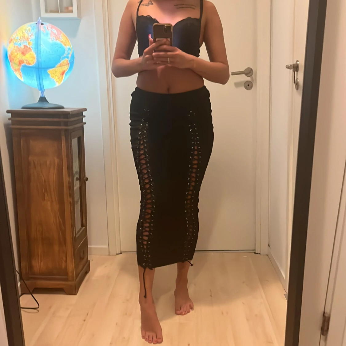 Svart kjol FASHIONNOVA