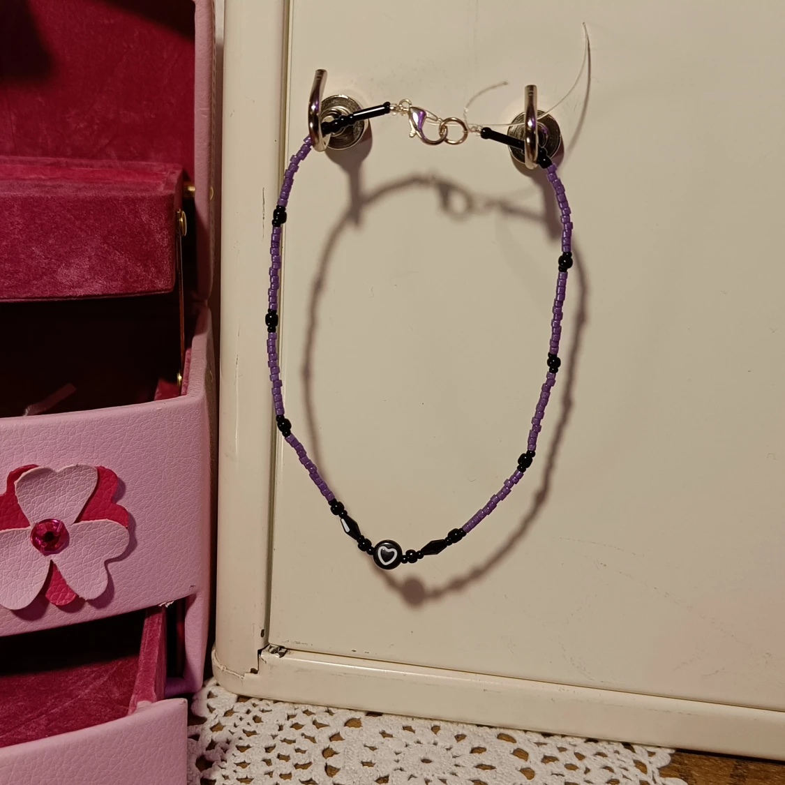 Lila och svart pärlhalsband med hjärta - 92