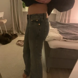 Blå jeans med rak passform - Från weekday, endast använda några gånger, fick en liten defekt jag fick sy men inget man tänker på (se sista bilden), jag är 172 för referens. Köptes för 599kr