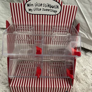 Godisbutik - Jättesöt ”godisbutik” att lägga godis i, vet inte om den går att köpa längre. Tvättas såklart innan den skickas💕