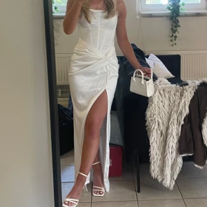 Vit balklänning - Vit balklänning i satin