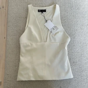  Zara topp  - Snygg vit topp från Zara med v-ringning. Prislapp kvar 