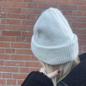 Mössa Lovisa - supermysig vit stickad mössa med vitt satinliknande foder. Perfekt för kyliga dagar och ger en stilren look. Mössan passar de flesta huvudstorlekar. Ett måste för höst- och vintergarderoben! 