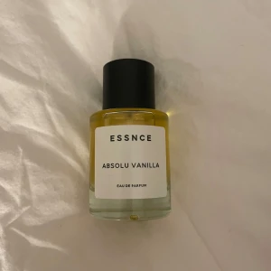 Absolu Vanilla Parfym från Essnce - Säljer en flaska Absolu Vanilla Eau de Parfum från Essnce. Har använt 2 ggr. 