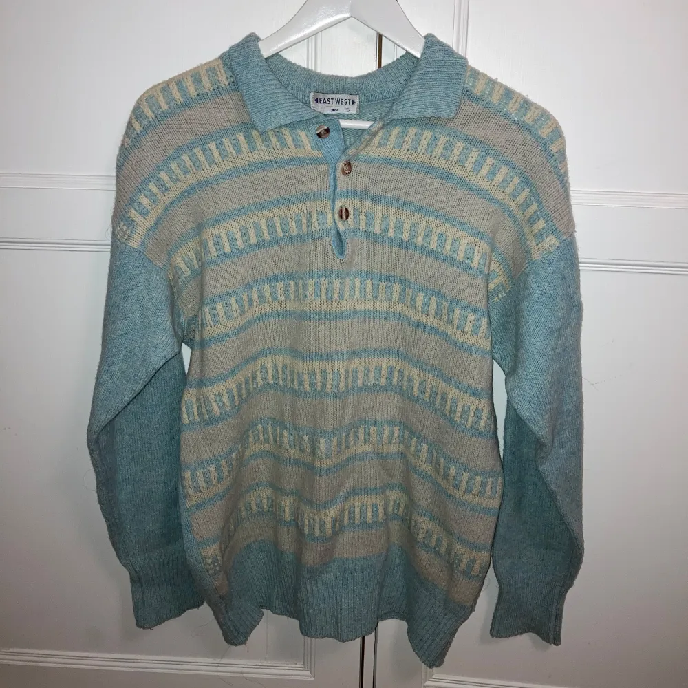 Mysig stickad tröja från East Weast. Står strl XL men uppskattar att det är mer S/M. Neuletakit & Villapaidat.