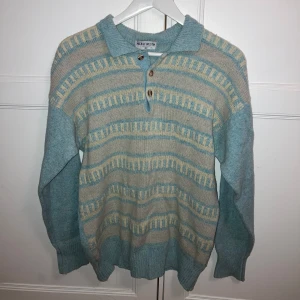 Stickad tröja från East West - Mysig stickad tröja från East Weast. Står strl XL men uppskattar att det är mer S/M