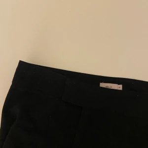 Kostymbyxor nelly - Lagom stretchigt material så passar fint utifrån ens kroppsform  