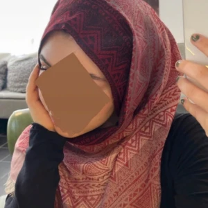 Röd och rosa mönstrad sjal - Snygg sjal i röd och rosa med geometriskt mönster. Perfekt för att ge en färgklick till din outfit. Mjuk och bekväm att bära.