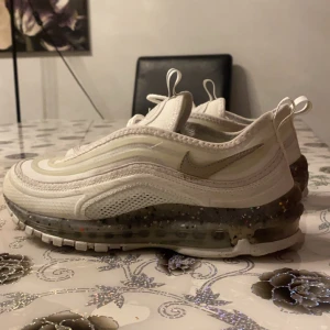 Vite Nike air Max skor  - Hej, säljer dessa skor för riktigt bra pris där de är sällsynta och svåra och få tag på. Har använt de va 3 gånger så de är i bra skick. Köpta för 2500 kr. Kan gå ner i pris, Vid intresse eller frågor vänligen kontakta mig
