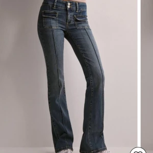 450kr , Lågmidjade jeans i storlek 38 från Nelly.  - Säljer dem då jag råkat köpa en storlek större. Använt ungefär 2 gånger. Jätte sköna och mjuka i materialen och nästan helt nya. 
