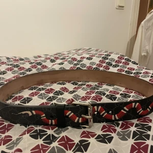 Gucci bälte, snake - Gucci bälte med ”snake” mönstret. Knappt använt, dock lite missfärgat på insidan men inget som syns vid användning. Kvitto + box (?) finns. 