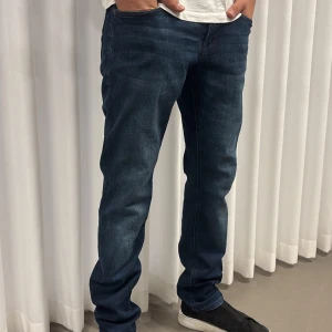 Snygga herr jeans från Qs - Coola jeans från Qs som är helt perfekt för en snygg outfit!💫 W32 L34 Modellen på bilden är 185cm Tveka inte att höra av dig till oss för fler frågor💙
