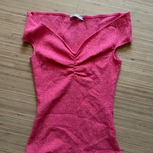 Rosa topp från Zara - Snygg rosa topp från Zara, off shoulder, använd en gång 😊
