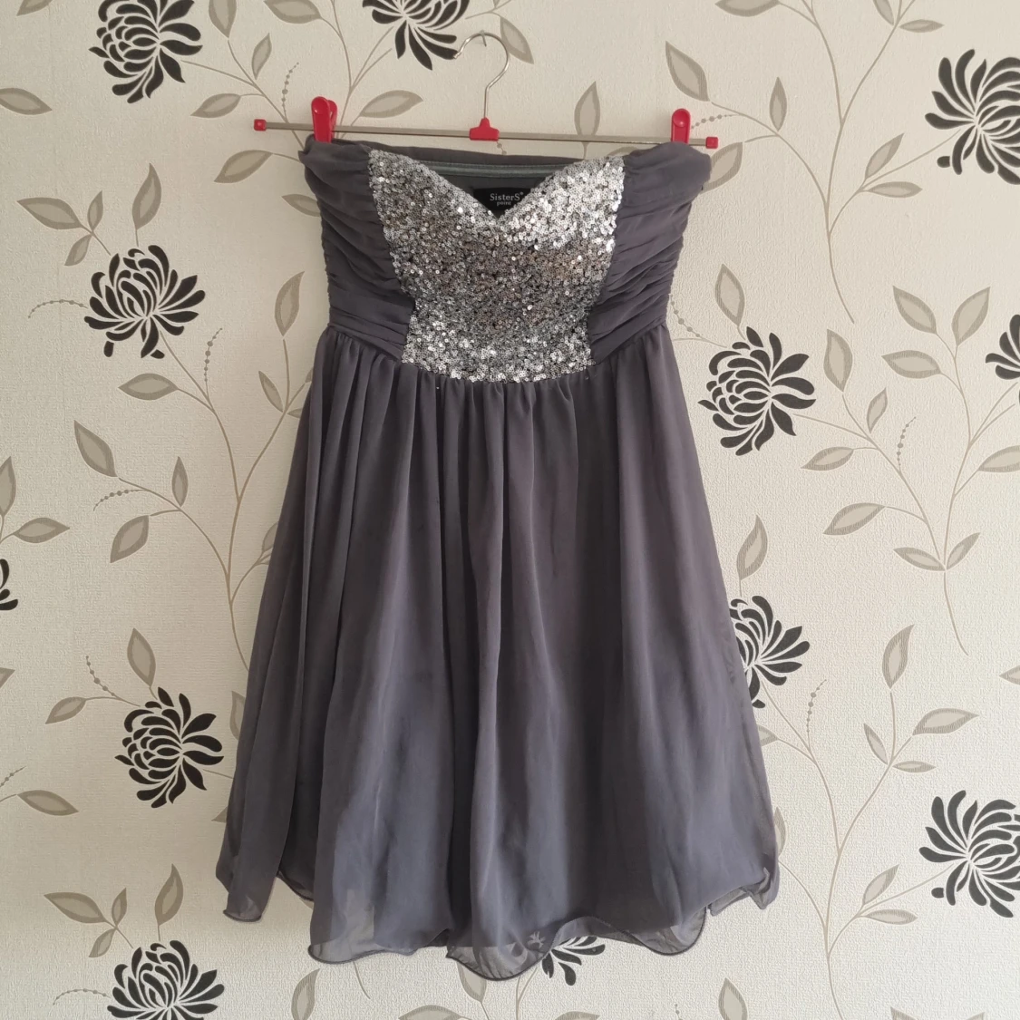 Grå axelbandslös klänning från Sisters Point, Strl:34/XS