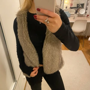 Beige pälsväst  - Säljer denna snygga pälsvästen i fuskpäls, endast använd en gång så i superbra skick! Storlek 40 men sitter perfekt på mig som vanligtvis har s💕