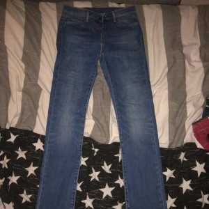 Blå jeans från Levi's - Säljer ett par klassiska blå jeans från Levi's. De har en straight passform och är midwaist. Perfekta för en avslappnad stil.