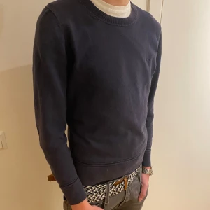 Långarmad Tröja - Snygg mörkblå tröja från gant med rund halsringning och långa ärmar. Den är från gant och originalpriset va 800kr