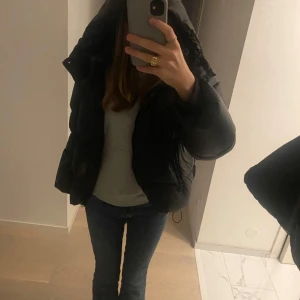 Svart pufferjacka från Calvin Klein Jeans - Snygg svart pufferjacka från Calvin Klein Jeans. Perfekt för kyliga dagar med sin vadderade design och långa ärmar. Jackan har en klassisk look och är lätt att matcha med olika outfits. Värd 2600