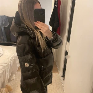 Moncler jacka MAYA - Vinterjacka från moncler i modellen Maya, skriv för fler bilder💞 Storlek 2 men passar mig som har xs/s