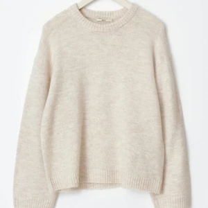 Beige stickad tröja från Gina - Mysig beige stickad tröja från Gina. Perfekt för vintern. passar till det mesta.