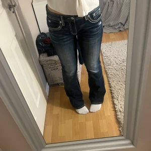 Miss me jeans lowwaist bootcut - Supersnygga bootcut lowwaist Miss Me jeans från raglady! Strl 29, skriv för mått/fler bilder/frågor💕 De har små slitningar längst ner (se bild 4) men annars i nyskick💗Säljer då de inte kommer till användning. Nypris: 2000kr