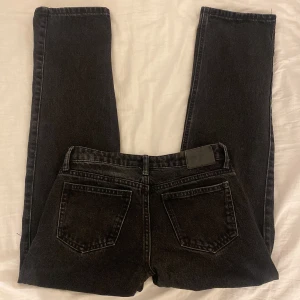 Weekday Low Waist Arrow Jeans - De snyggaste utsålda Weekday jeansen i färgen washed black skulle jag gissa, färgen är mellan grå och svart!💓 Storlek 23/30 och köpta på plick, säljer då de är för små för mig!