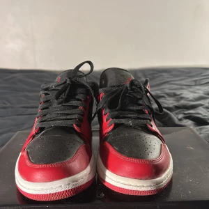 Nike Air Jordan 1 Low röd & svart - Jordan 1 low 