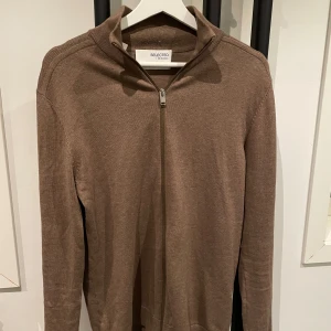 Brun tröja med dragkedja från Selected Homme - Snygg brun tröja från Selected Homme med dragkedja och hög krage. Perfekt för en stilren look. Utmärkt skick, size S.