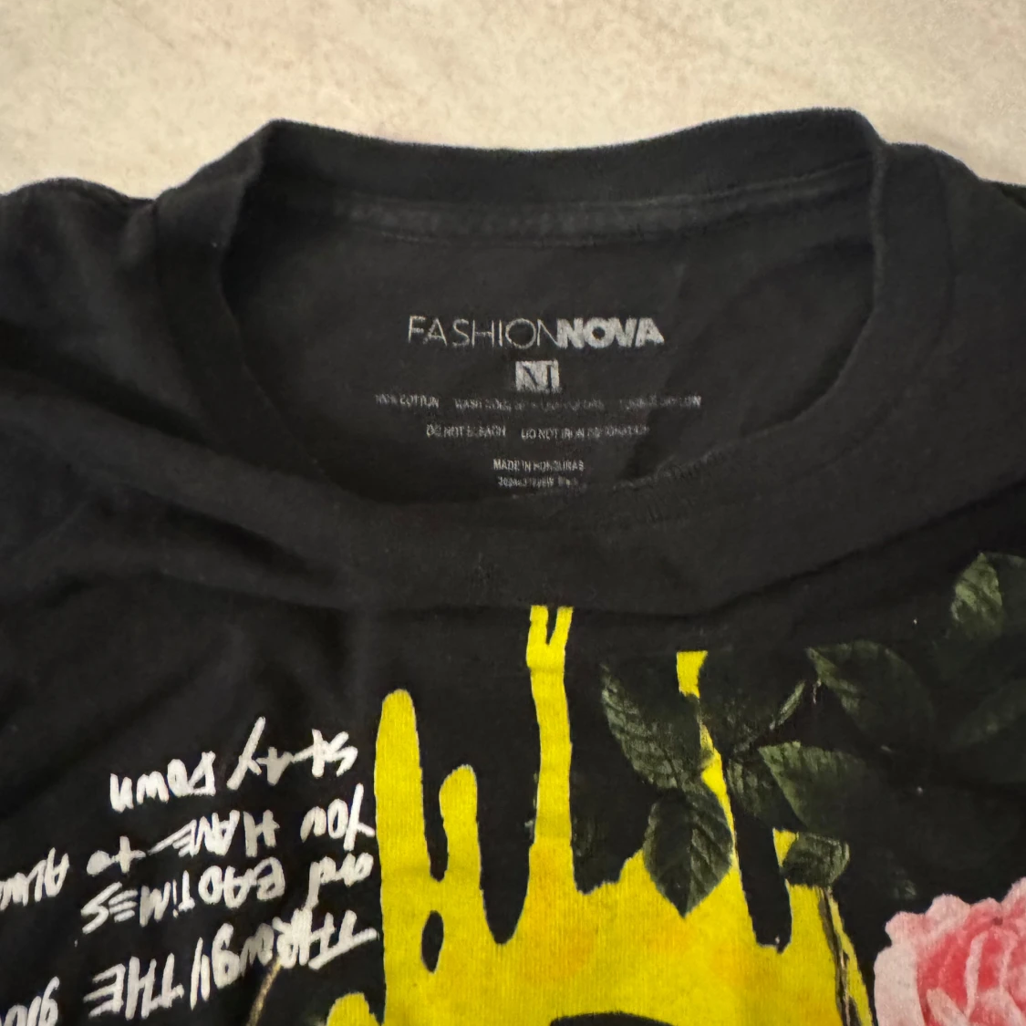 Svart t-shirt med färgglatt tryck från Fashion Nova - 91