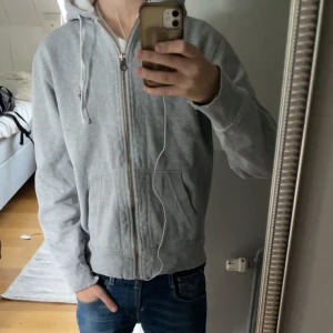 Ralph Lauren Zip - En snygg rl zip, tyvärr slitningar på båda ärmarna, därför priset. Tveka inte att kontakta mig vid frågor! Mvh Manne