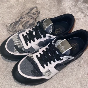 Valentino Rockrunners - Säljer dessa as feta Rockrunners i storlek 44, passar nog 43 också då jag är 44 och dessa är rätt så tighta för mig.