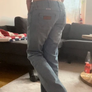 Lågmidjade jeans - Säljer ett par lågmidjade utsvängda blå jeansbyxor med fin passform, sitter asbra över rumpan och låren. Byxorna är I bra skick. W27 L32, sitter inte så bra på mig eftersom att dom är förstora, normala I storleken!💕