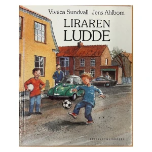 Liraren Ludde - Boken 'Liraren Ludde' av Viveca Sundvall och Jens Ahlbom handlar om Ludde och hans äventyr. Omslaget visar en livlig scen med barn som spelar fotboll på gatan. Perfekt för unga läsare som gillar sport och vänskap.