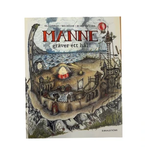 Manne gräver ett hål - En barnbok med titeln 'Manne gräver ett hål', illustrerad med en fantasifull och detaljrik framsida som visar en landskapsscen med hav, byggnader och en grävande figur. Perfekt för barn som älskar äventyr och upptäckter.