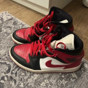 Nike Air Jordan 1 - Nike Air Jordan 1 Mid. Använda men i bra skick. Storlek 39🥰