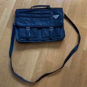 Svart axelväska  - Väldigt använd men fungerar fortfarande. 