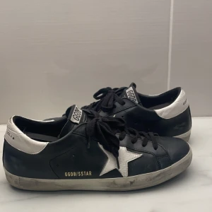 Golden goose sneakers  - Använda enstaka gånger nästintill nyskick, skick 9/10 storlek 41. Bara skorna medföljer, hör av er vid eventuella frågor 