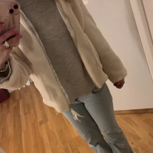 Beige teddyjacka - En otrolig teddyjacka perfekt nu när det börjar bli kallt ute då den är lite tjockare. Den är helt ny och extremt snygg men säljer pågrund av att jag har en annan! 