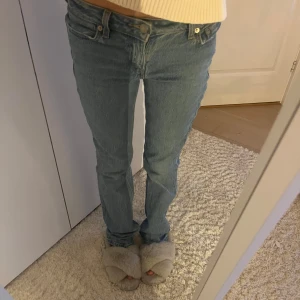 Ljusblåa jeans från Levi's - Säljer ett par low waist bootcut jeans från Levi’s🙌🏼 de är i jättebra skick och knappt använda! 
