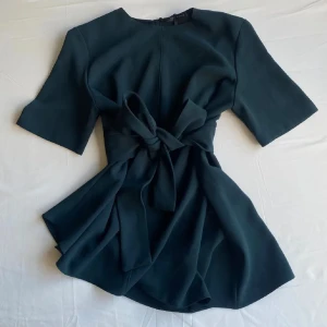 Mörkgrön blus med knytband -  Jättesöt blus som aldrig kommit till användning❤️